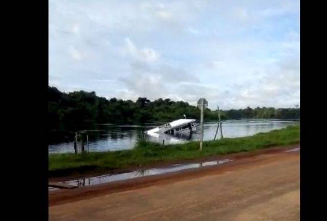 Vídeo mostra chalana naufragando em trecho rio Guaporé, em cidade do Cone Sul; “piloteiro” pulou na água para se salvar