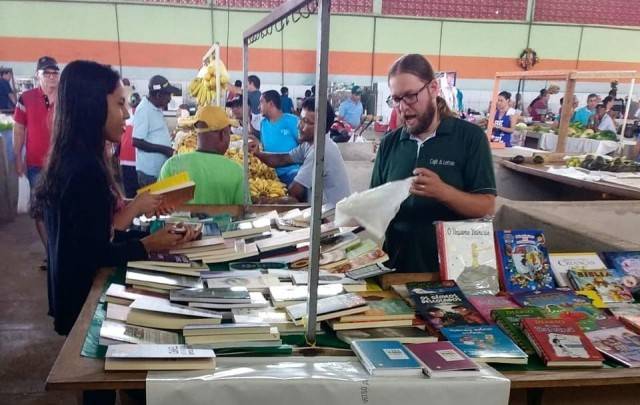 Já conhecida em Vilhena, livraria investe em venda de livros nas feiras municipais de Colorado e Cerejeiras