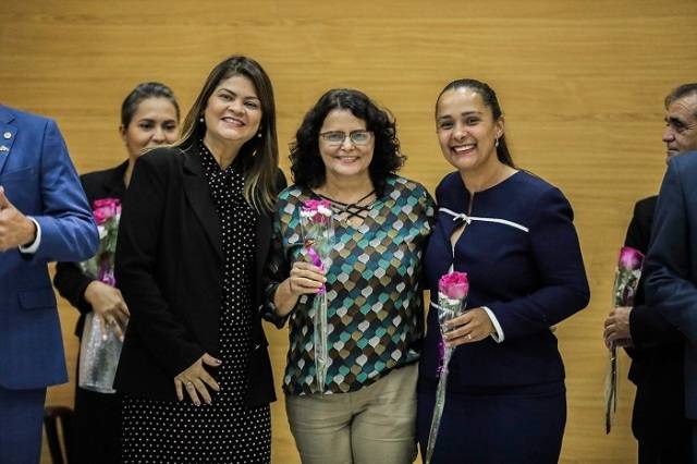 Deputada Rosangela Donadon preside sessão solene da Assembléia em homenagem às mulheres