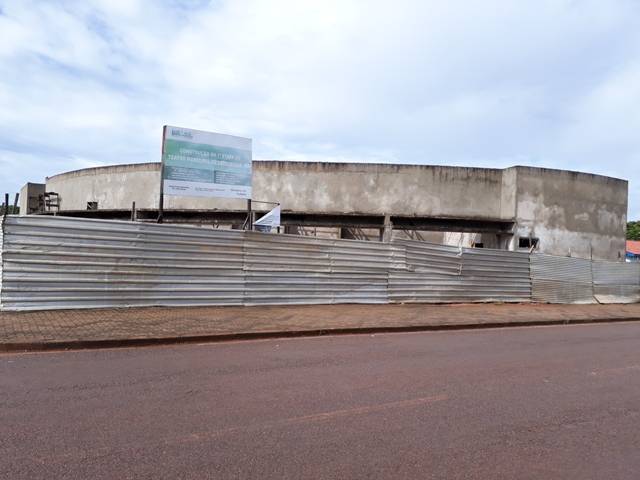Obra volta a andar, mas decisão de Bolsonaro dificulta término da construção de teatro em Cerejeiras