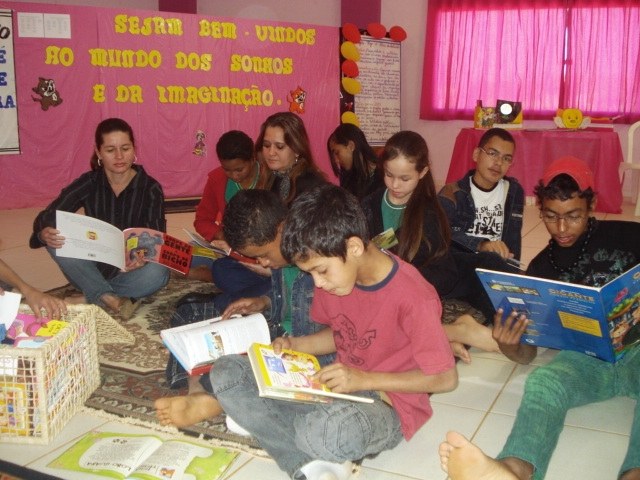 ESCOLA USA ATÉ PERSONAGEM DE TEATRO PARA INCENTIVAR LEITURA ENTRE ALUNOS