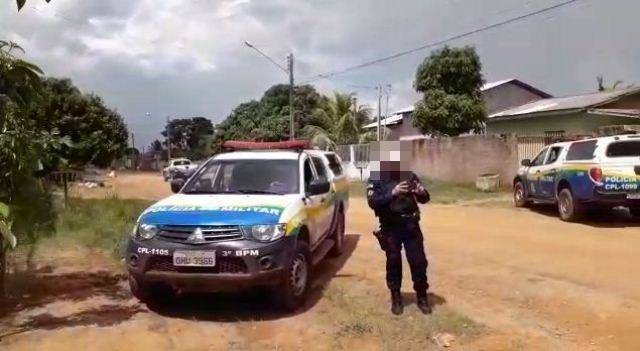 Armados, assaltantes rendem clientes e levam joias e dinheiro após roubo em comércio no centro de Vilhena