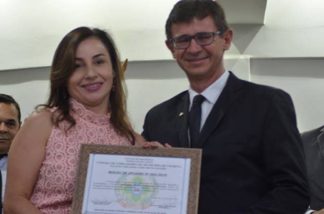 Delegada que lidera combate à violência contra mulheres, crianças e adolescentes em Vilhena é homenageada por vereadores