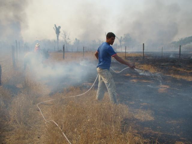 INCÊNDIO ESTÁ DEVASTANDO CHACARAS NOS ARREDORES DE VILHENA