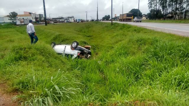 Vilhena: depois de capotar várias vezes na BR 364, motorista abandona carro e foge a pé com litro de cachaça