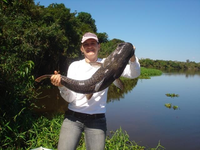EMPRESÁRIA JÁ FOI MORDIDA POR PIRANHA E FICOU CARA A CARA COM SUCURI