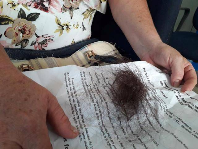 Passageira se irrita com exigência de documento para embarcar em ônibus e “arranca cabelo” de funcionária em Vilhena