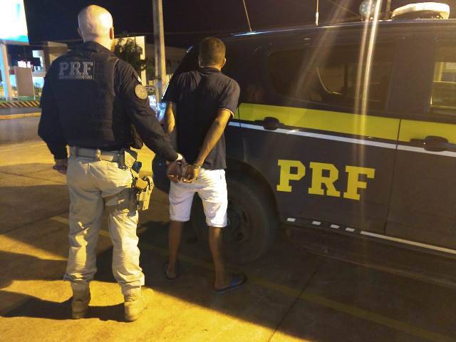 Flagrado com mandado de prisão em aberto, rapaz tenta fugir, mas é recapturado pela PRF em Vilhena