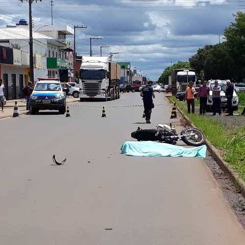 Mulher de 27 anos perde equilíbrio, cai com moto é morre esmagada por carreta no centro de Vilhena