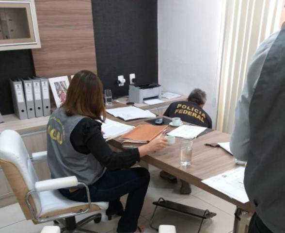 Deflagrada em cidade onde ex-prefeito foi assassinado, operação da PF prende advogado de Cacoal e apreende carrões