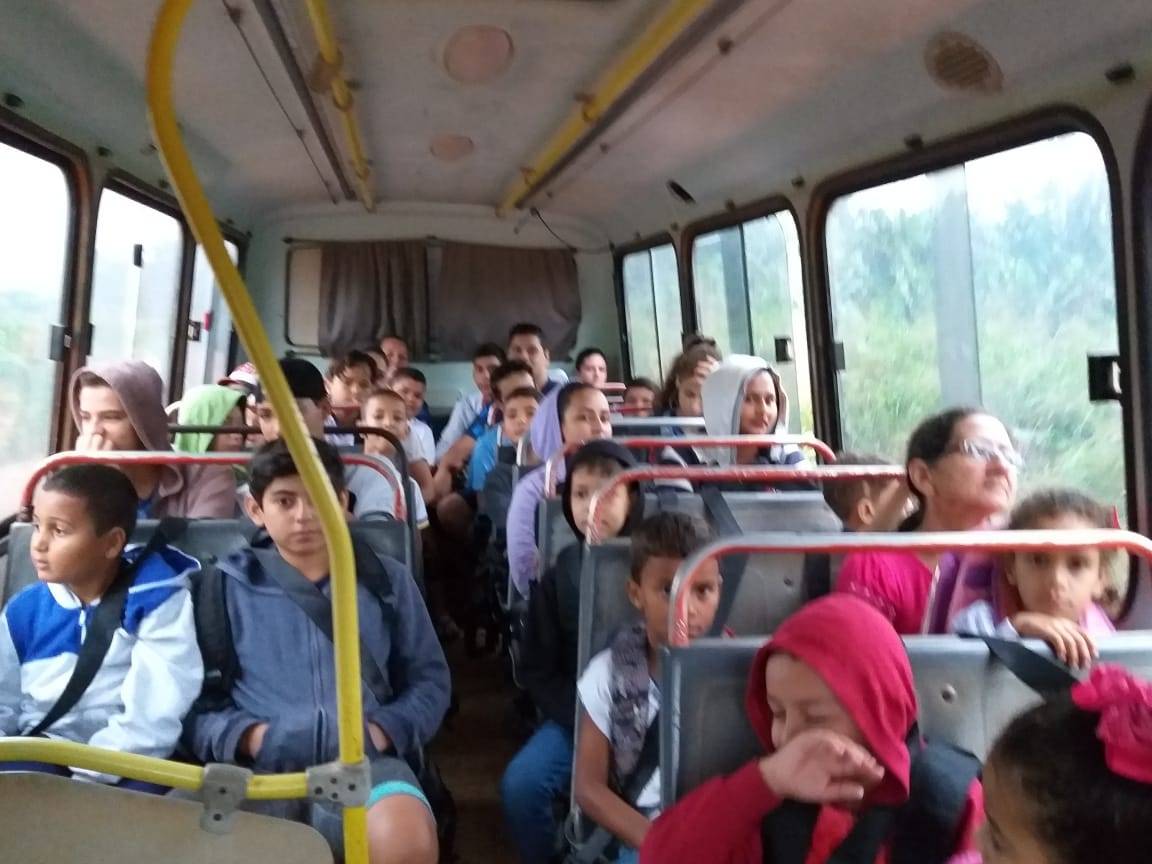 Ônibus com “gambiarras”, superlotação e estradas ruins tornam dramático o transporte escolar em Cerejeiras