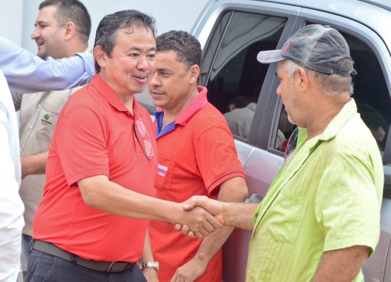 Vilhena: acompanhado de vereadores, prefeito vai até avenida que espera asfalto há anos e promete concluir obra
