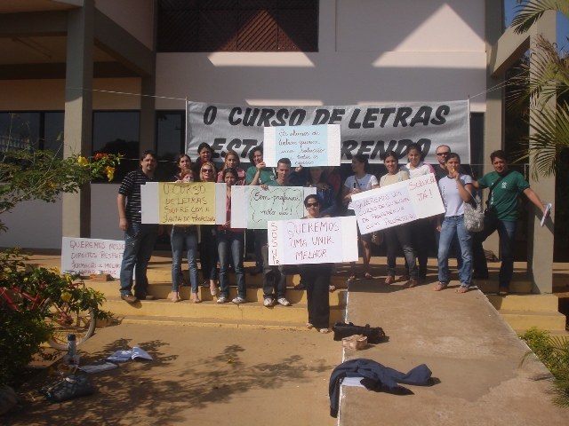 COM VUZUZELAS, ALUNOS PROTESTAM CONTRA FALTA DE PROFESSORES NA UNIR