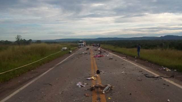 Carro atinge carreta em rodovia do MT e mata 4 moradores de Rondônia; uma das vítimas havia completado 43 anos ontem