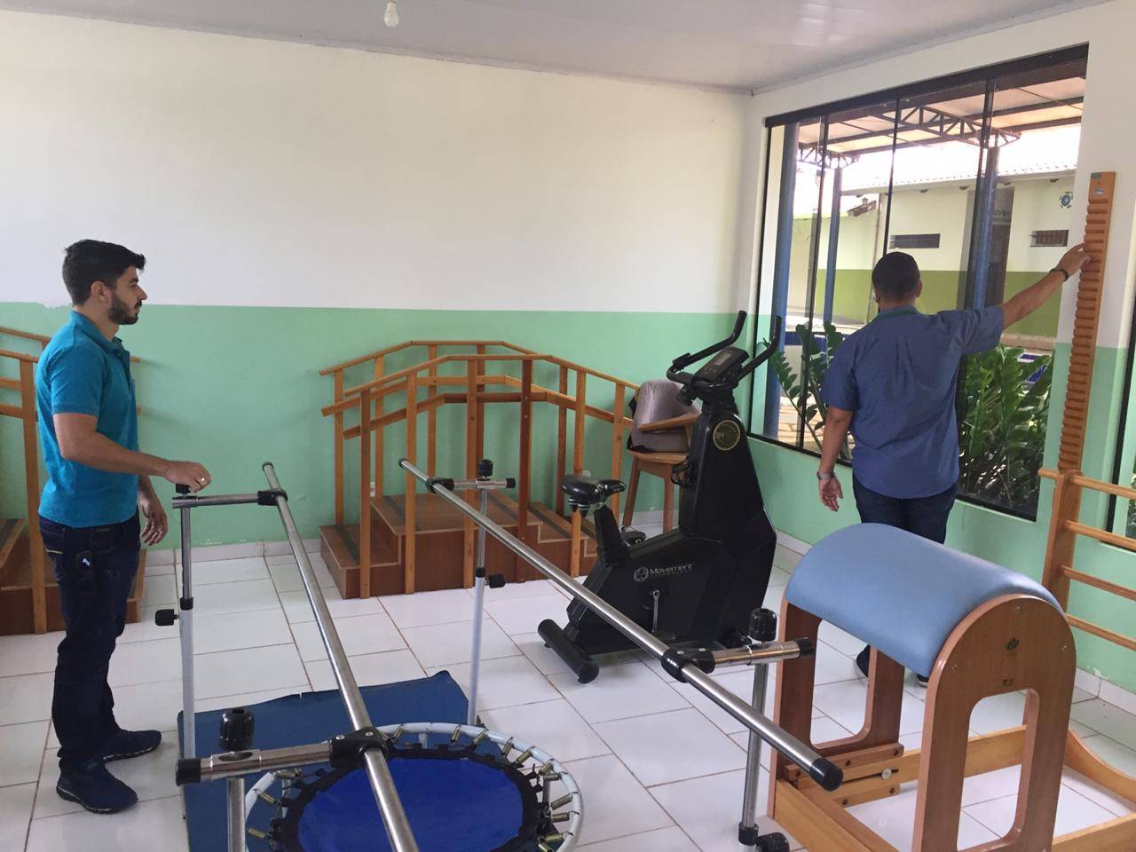 Em cidade de RO que tem mais de 100 bebês com limitação e sem atendimento, Apae faz leilão para manter fisioterapeuta