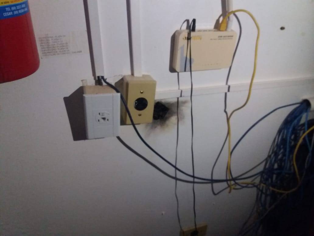 Queda de raio faz buraco em pátio, suspende aulas em escola e causa prejuízos para creche particular em Cerejeiras