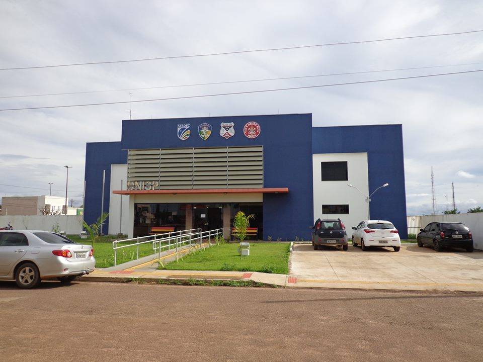 Homem de 40 anos, mulher e três filhos são mantidos reféns durante roubo em Vilhena; bandidos levaram carros