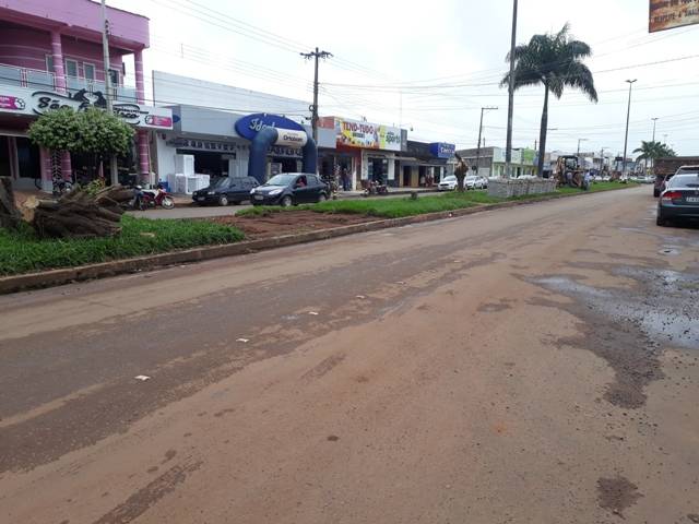 Com recursos próprios, prefeitura constrói canteiros centrais para estacionamentos em avenida central de Cerejeiras