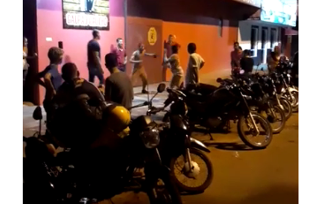 ASSISTA: populares filmam mulher atacada pelo próprio filho em casa noturna de Vilhena