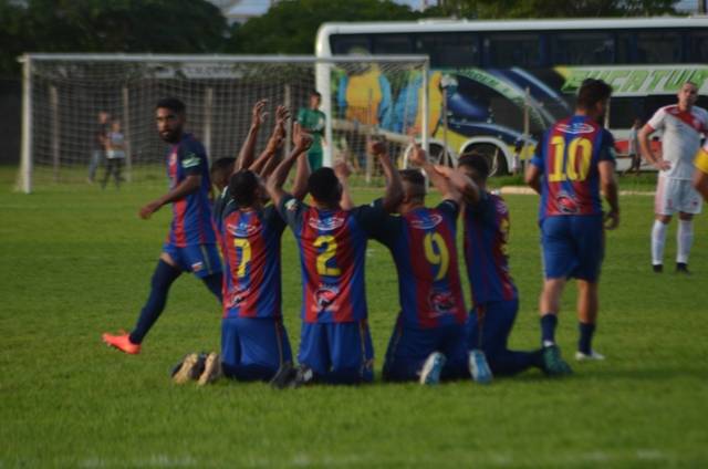 Com goleiro improvisado, Barcelona vence o Rio Branco no Portal da Amazônia e lidera o Grupo A1