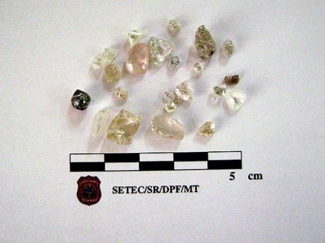 HOMEM É PRESO COM DIAMANTES NA CUECA; PEDRAS PODEM SER DE RONDÔNIA