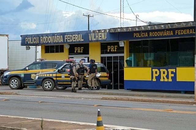 Através de tacógrafo, PRF flagra caminhoneiro dirigindo sem descanso, com drogas e revólver no veículo