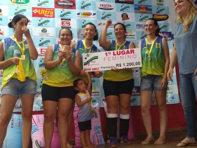 Equipe de Voleibol Feminino que vendeu feijoada para ir à competição no Mato Grosso é campeã em Juína