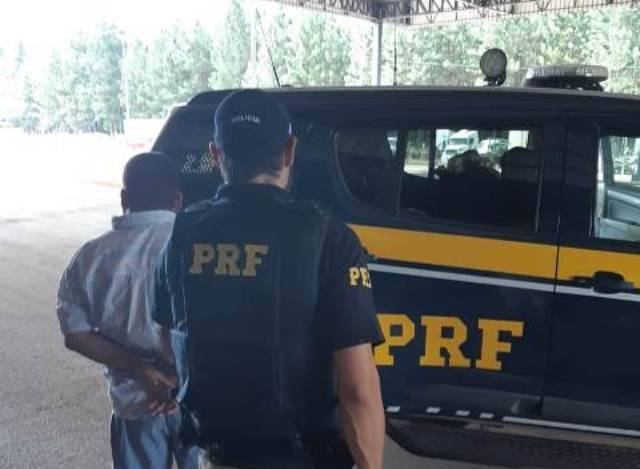 Polícia Rodoviária Federal prende, em Vilhena, homem que roubou celular em ônibus e escondeu dentro de violão