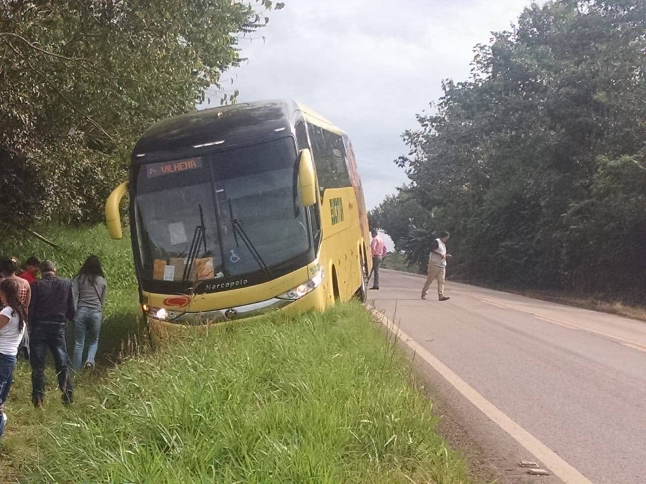 ASSISTA VÍDEO: ônibus trava direção e sai da pista na BR 435, entre Cerejeiras e Colorado do Oeste