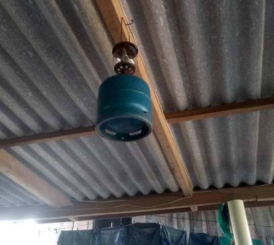 Mesmo com energia elétrica em casa, agricultor não abre mão de lampião a gás em área rural de Corumbiara