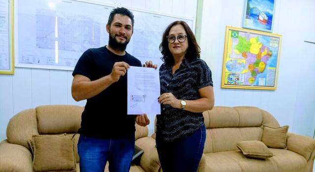 Em reunião com prefeita, cerejeirense pede caminhões para irrigação de ruas e coleta de lixo em Cerejeiras