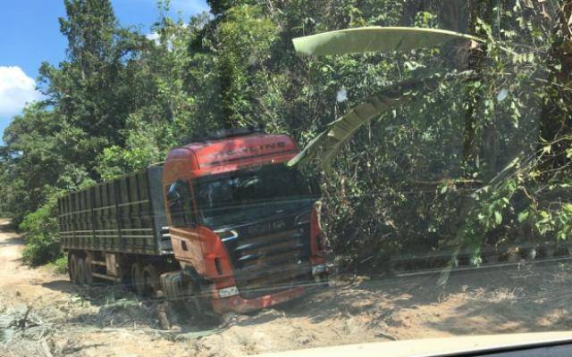 Carreta roubada em Vilhena, após seqüestro de motorista, é encontrada atolada em vilarejo do Mato Grosso