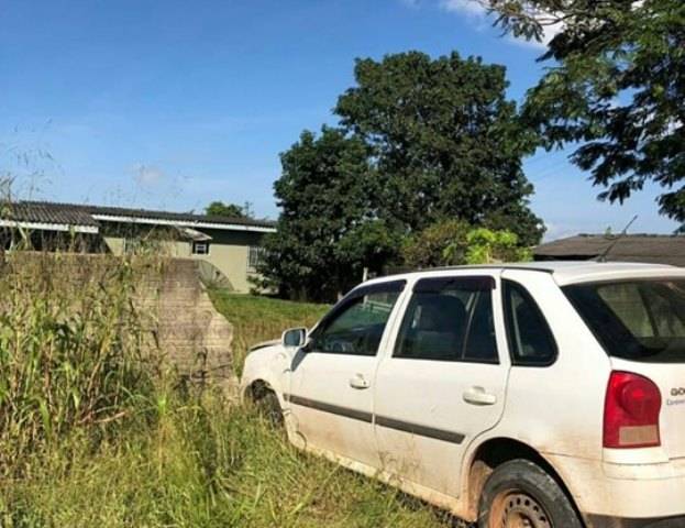 Motorista bêbado é preso após derrubar muro de casa no centro de Vilhena e deixar carro no local