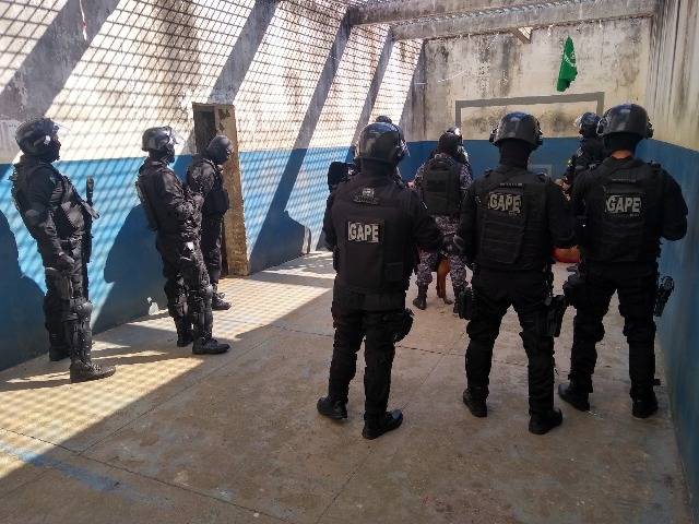 Após visita de familiares, agentes especializados realizam revista minuciosa em presídio de Cerejeiras