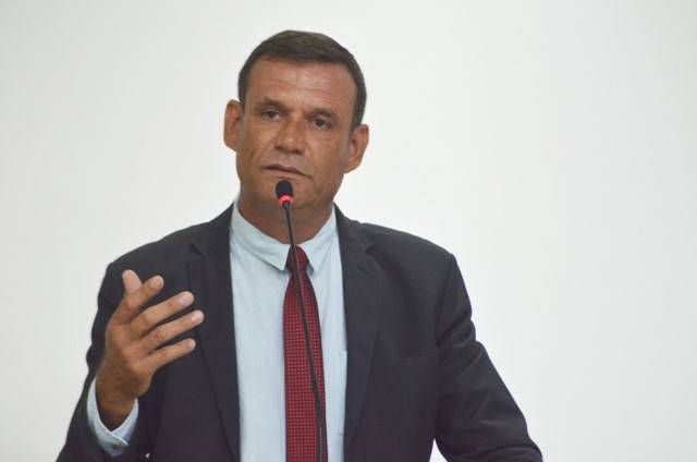 Queda de braço em Vilhena: da tribuna, vereador acusa prefeito de usar servidores para atacá-lo e assessoria rebate