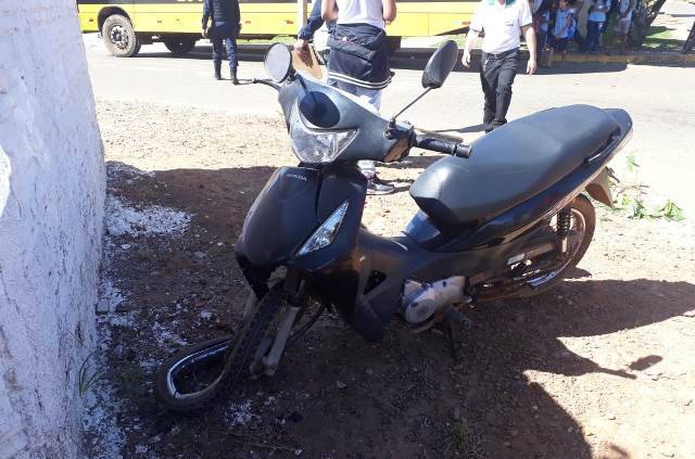 Ônibus de transporte escolar com estudantes a bordo avança preferencial e atinge motocicleta em Vilhena