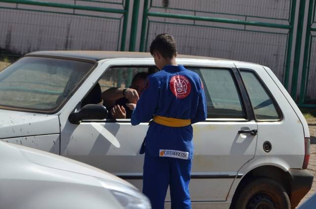 Sem apoio, atletas de jiu-jitsu vendem água mineral em Vilhena para custear participação em campeonato da modalidade