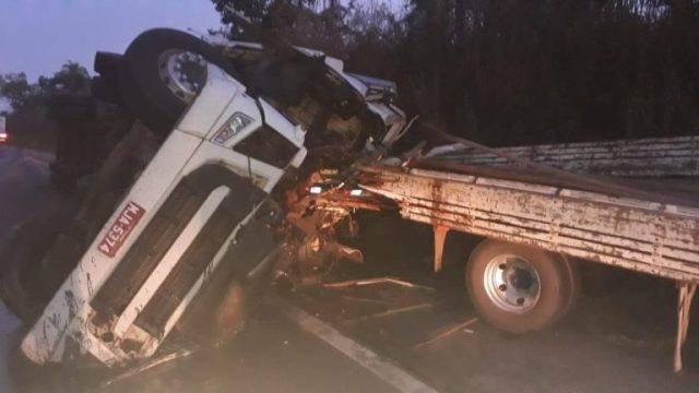 ASSISTA VÍDEO: motorista de Rondônia morre preso a ferragens junto com a irmã, após acidente em rodovia do Mato Grosso