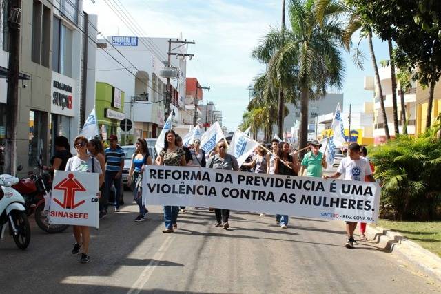 Com faixas e bandeiras, manifestantes saem às ruas de Vilhena em protesto contra reforma da Previdência