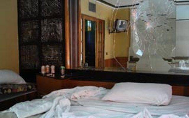 Casal homoafetivo destrói suíte de motel em Vilhena e foge sem pagar prejuízos; um dos homens usava muleta