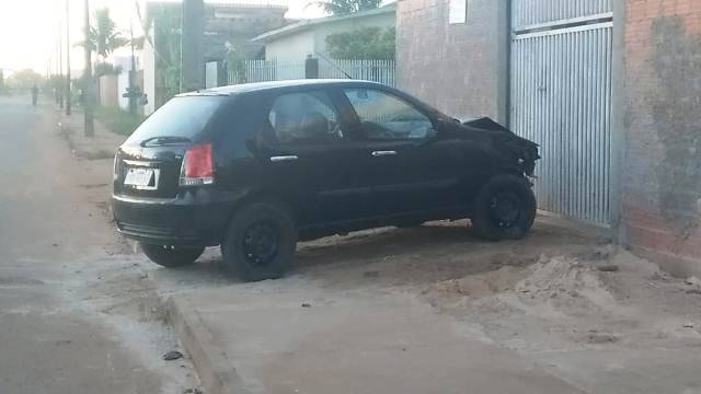 Após derrubar poste e deixar bairro sem energia em Vilhena, motorista em alta velocidade reboca carro e foge