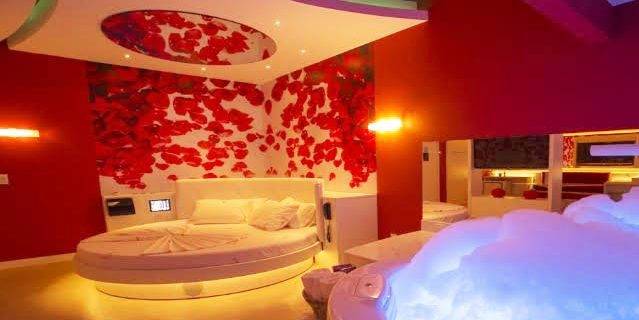 Casal homoafetivo que destruiu suíte é identificado, acaba expulso de outro motel em Vilhena e paga conta com notas de 5 reais