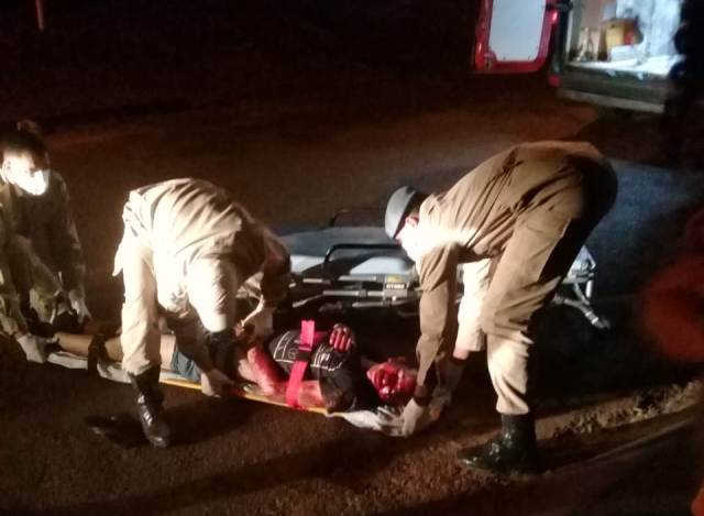 Rapaz aparentando 19 anos é agredido a pauladas por outros dois no bairro São José, em Vilhena