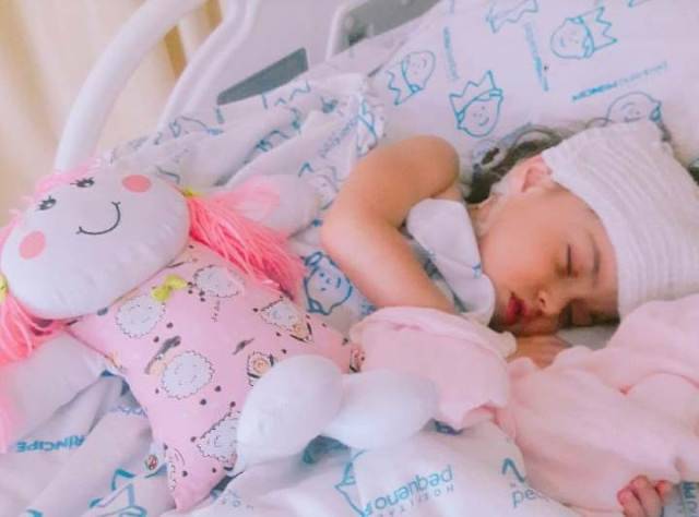 Menina vilhenense de 3 anos luta pela vida após cirurgia no cérebro em Curitiba; saiba como ajudar a família