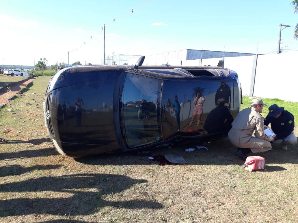Homem de 35 anos evita colisão com moto, mas capota carro e morre em trecho urbano de rodovia em Vilhena