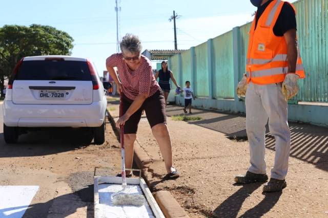 Vice-prefeita de Vilhena pinta calçadas, ajuda animais de rua e adere à onda “Prefeito de Colatina” nas redes sociais