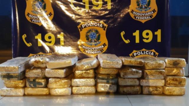 Carro com placas de Rondônia capota em rodovia do Mato Grosso e PRF encontra 33 kg de cocaína em fundo falso