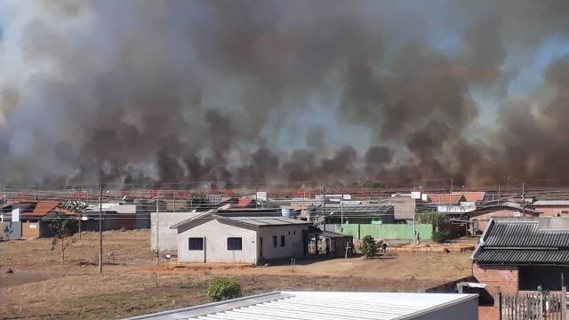 VEJA VÍDEO: foco de incêndio da estrada do aeroporto mobiliza corpo de Bombeiros em Vilhena