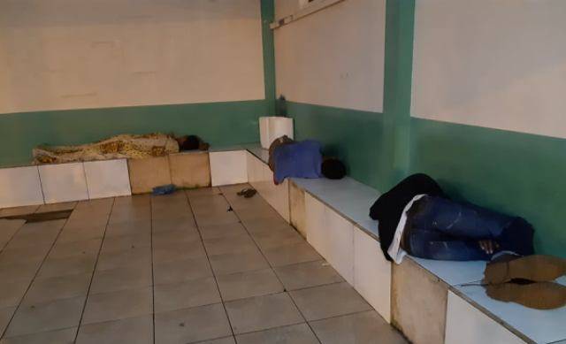 Moradores de rua buscam abrigos em espaços públicos e drama social começa a ficar visível em Vilhena