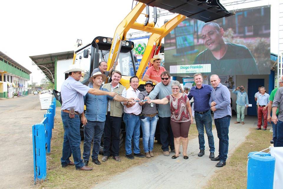 Durante feira agropecuária em Vilhena, prefeitura recebe retroescavadeira e tanques para apicultores